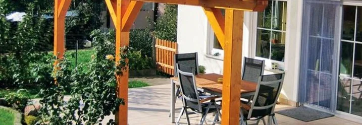 Holzpergola mit durchsichtigem Dach